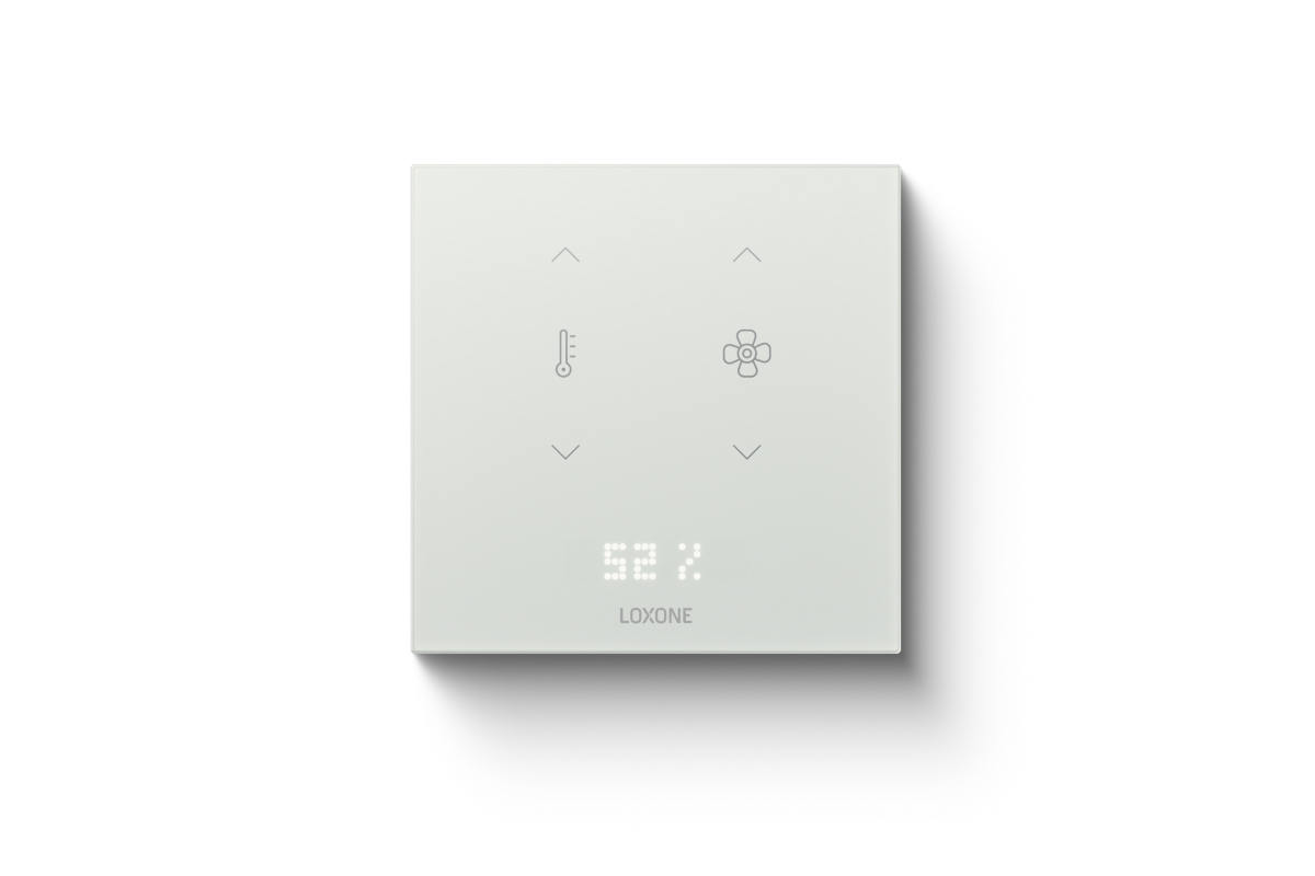Loxone Touch Pure Flex Battery Air Samtweiß an der Wand im Wohnraum