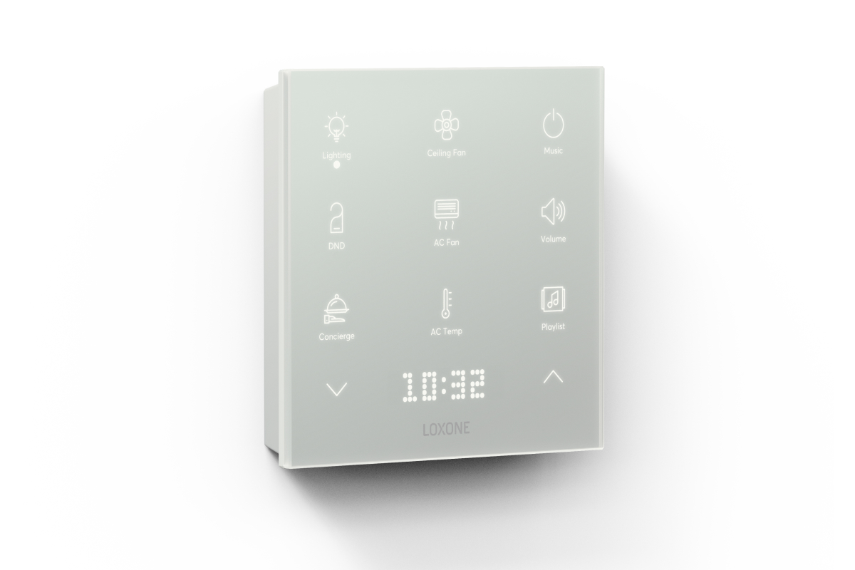Loxone Touch Pure Flex 24V CO2 Air Samtweiß an der Wand im Wohnraum