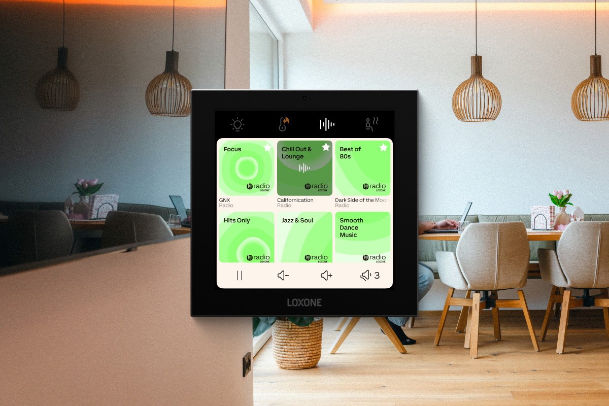 Loxone Touch Pure Display CO2 Tree an der Wand im Wohnraum