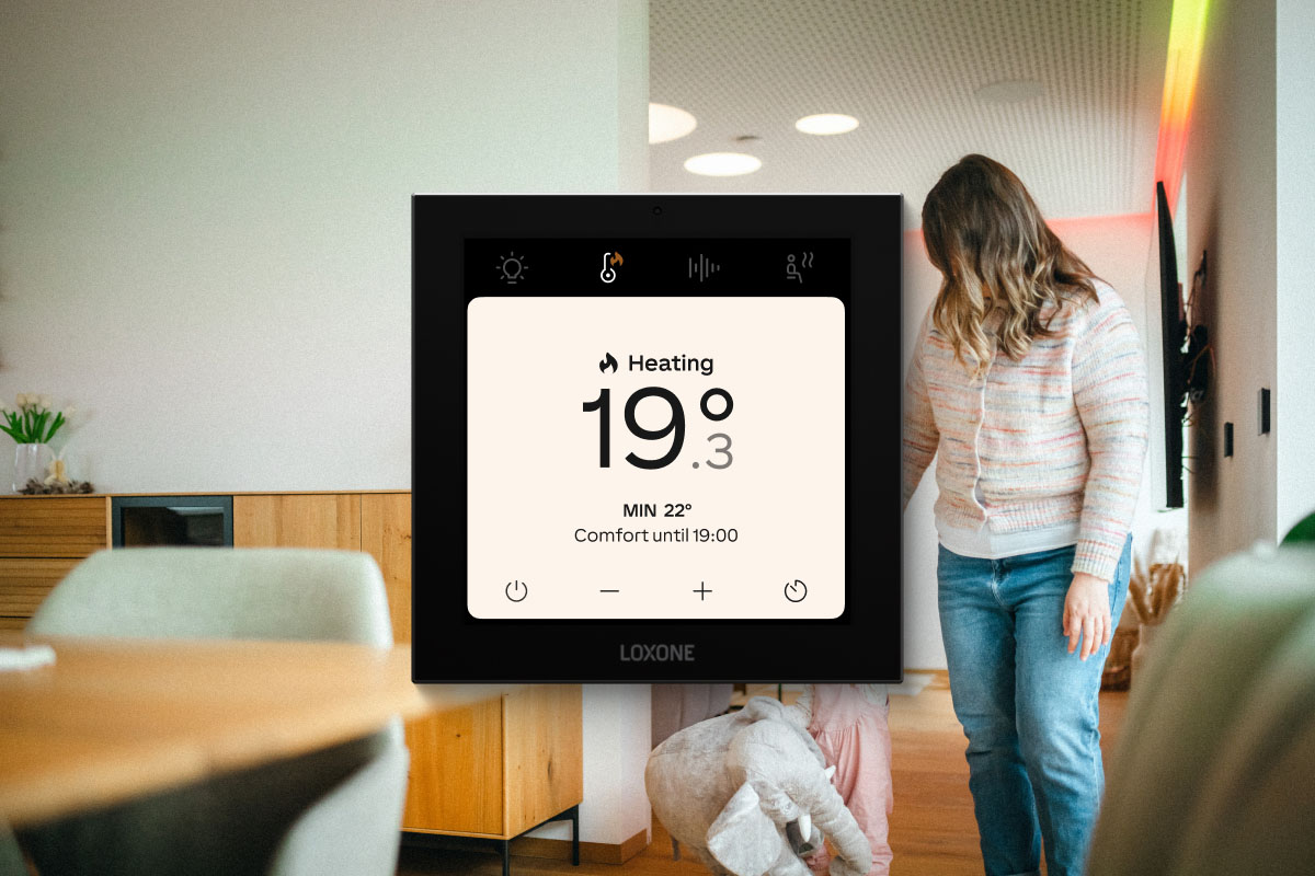 Loxone Touch Pure Display Tree an der Wand im Wohnraum