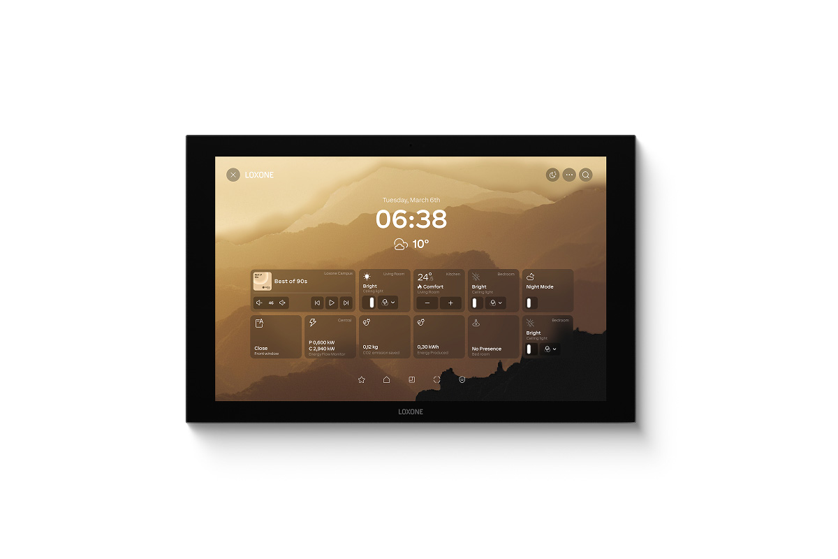 Loxone Wall Display 10 Zoll an der Wand im Eingangsbereich