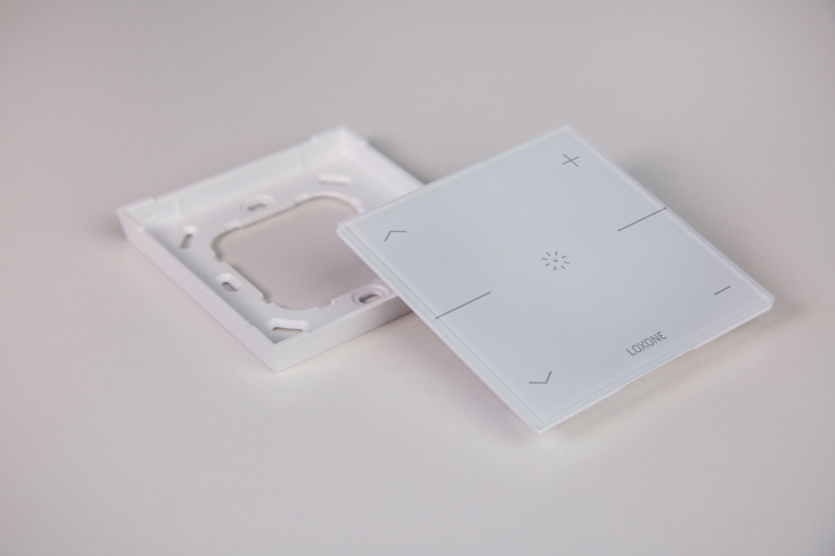 Loxone Touch Pure CO2 Tree Signalweiß an der Wand im Wohnraum