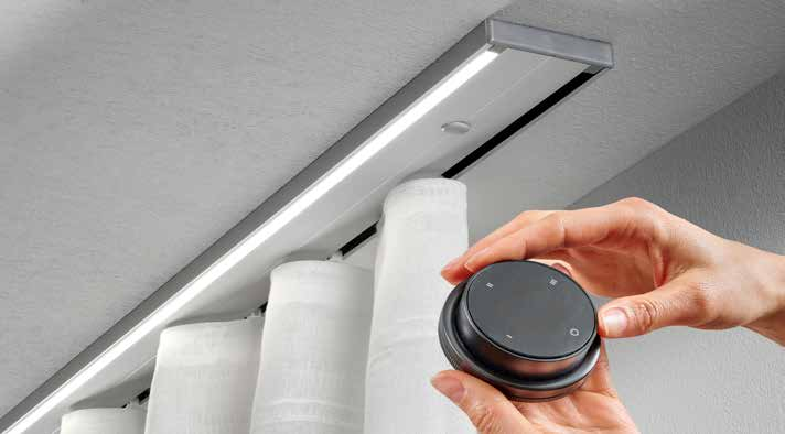 Alugard Vorhangschiene mit eingeschalteter LED Beleuchtung und runder Fernbedienung